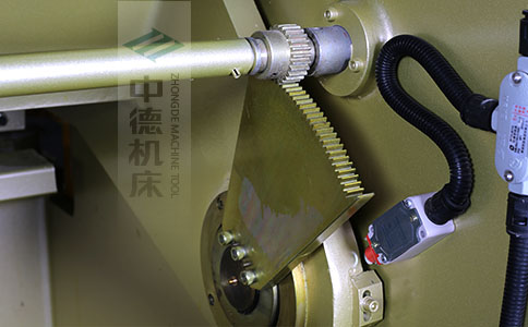 ZDS-450采用高精度刀片間隙調(diào)節(jié)齒輪，經(jīng)過淬火高硬度又耐磨，表面鍍鋅不生銹，長年累月使用依然有很高的調(diào)節(jié)精度.jpg