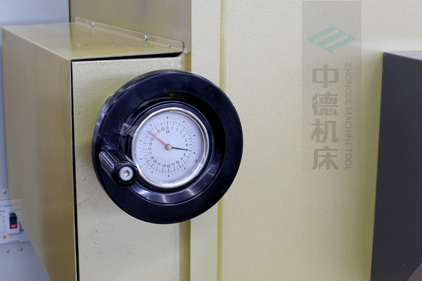 ZDG-632刀片間隙調節(jié)裝置，設置在機架前面，并有刻度顯示，調節(jié)方便.jpg