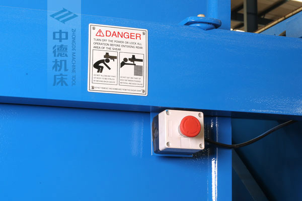 ZDSK-1632剪板機后部緊急停止按鈕，最大程度保障工人安全.jpg