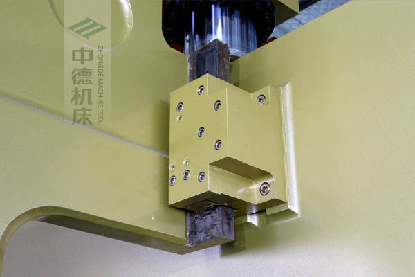 ZDP-20050加厚型滑塊導(dǎo)軌，強(qiáng)有力的保持滑塊間隙，有效減少工作時(shí)的抖動(dòng).jpg