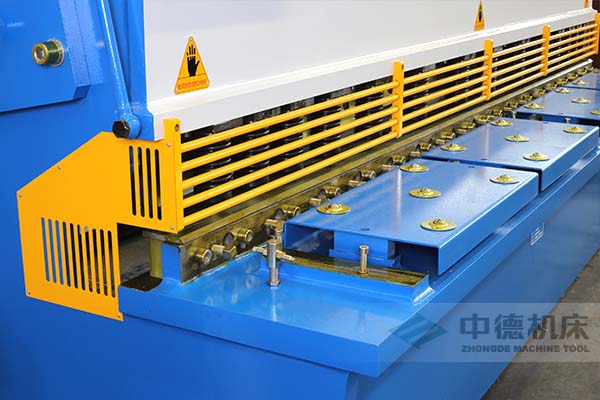 ZDS-1632剪板機進料口，安全防護，進料無阻，又能直接觀看到燈光對線的剪切位置.jpg