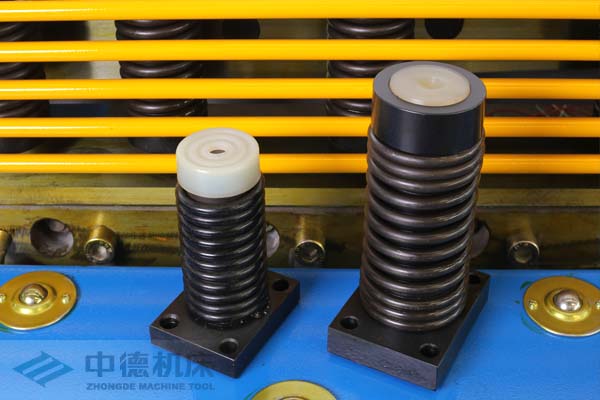 ZDS-1632采用高品質(zhì)壓料油缸，不滲油不會在板材表面留有油污.jpg