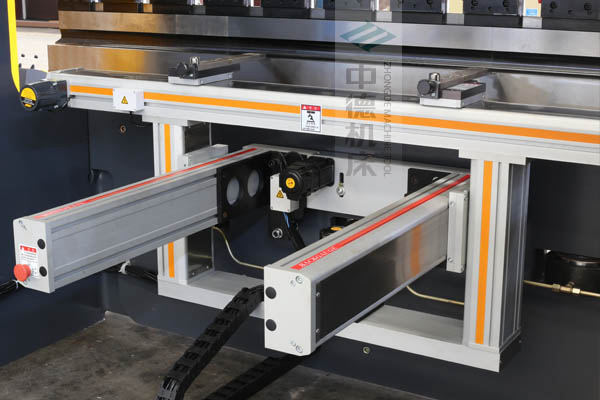 ZDPE8025-4+1軸全封套加強型鋁合金后檔料系統(tǒng)，內(nèi)有成套滾珠絲桿和直線導(dǎo)軌，精度高速度快噪音低.jpg