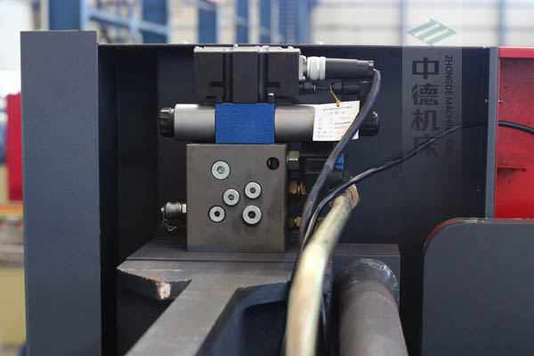 ZDPE8025采用進口液壓系統(tǒng)，穩(wěn)定無故障，耐高溫高壓，持久工作精度高.jpg