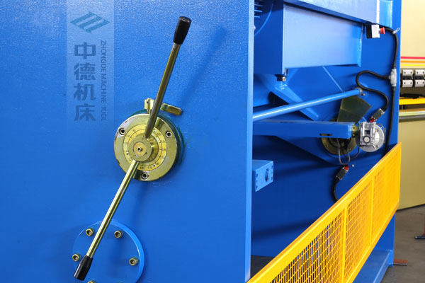 ZDS-432剪板機刀片間隙手動調(diào)節(jié)器，刻度清淅，調(diào)節(jié)省力又簡便.jpg