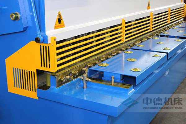 ZDS-432剪板機進料口，安全防護，進料無阻，又能直接觀看到燈光對線的剪切位置.jpg