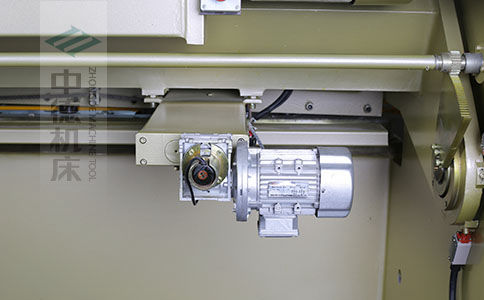 ZDS-1032剪板機后檔料結(jié)構(gòu)，平行度高，并采用國內(nèi)一流品牌軸承，耐磨抗壓壽命長.jpg