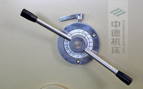 ZDS-640剪板機(jī)刀片間隙手動(dòng)調(diào)節(jié)器，刻度清淅，調(diào)節(jié)省力又簡便.jpg